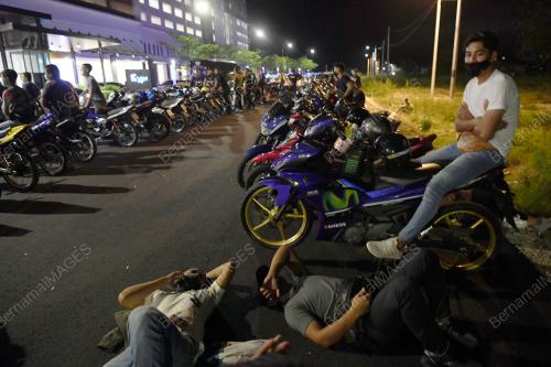 POLIS OPERASI MOTOSIKAL