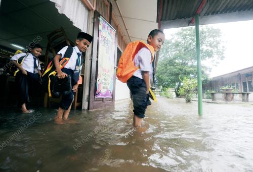 PH06_03012017_SEKOLAH_BANJIR