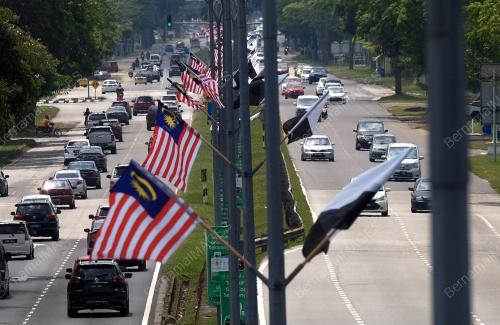 JALUR GEMILANG DI PASANG PADA TIANG LAMPU JALAN