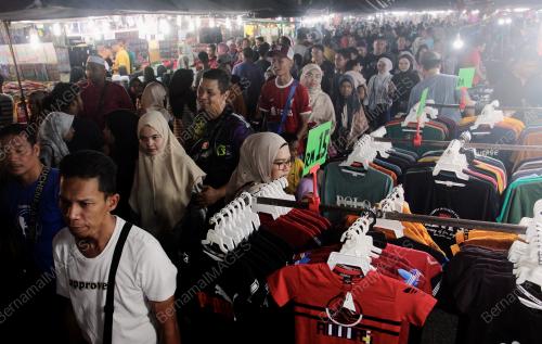 TINJAUAN ORANG RAMAI MENGUNJUNGI BAZAR RAYA
