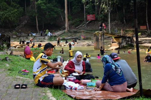 AKTIVITI ORANG RAMAI BERKELAH DI AIR TERJUN SUNGAI PANDAN