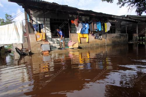 PH06_07122013_BANJIR_SURUT