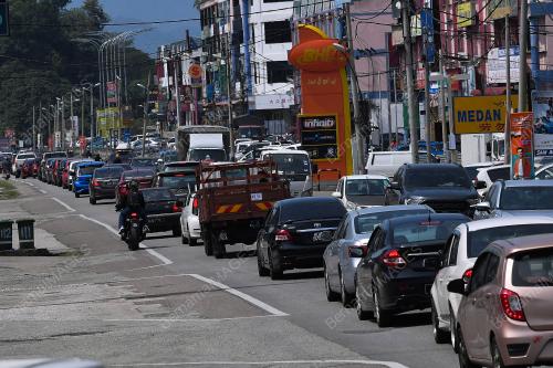 ALIRAN TRAFIK MULAI SESAK MENGHALA PANTAI TIMUR