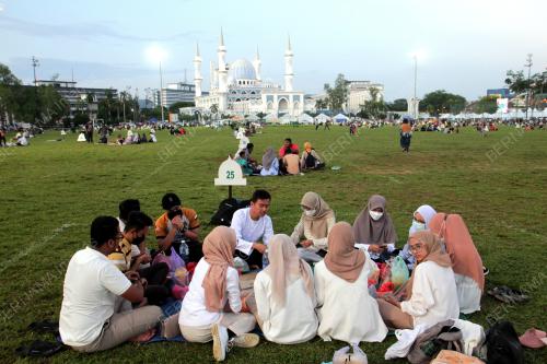 BERBUKA PUASA DI PADANG MBK1