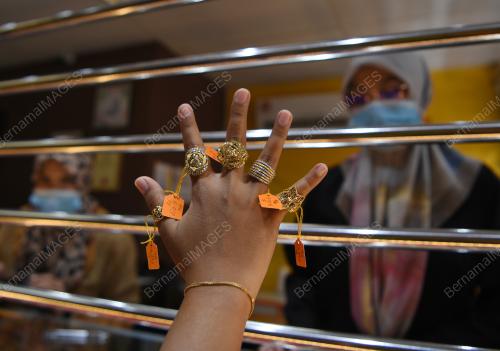 WARGA KUANTAN SERBU KEDAI EMAS