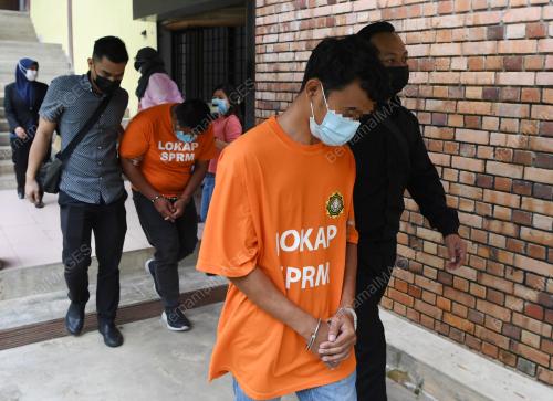 RASUAH KAKITANGAN FELDA