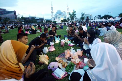BERBUKA PUASA