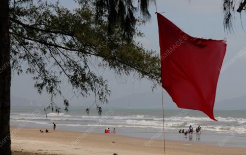LARANGAN MANDI BENDERA MERAH