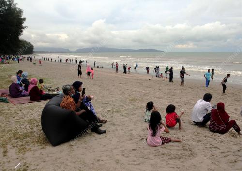 PENGUNJUNG PANTAI KEMPADANG
