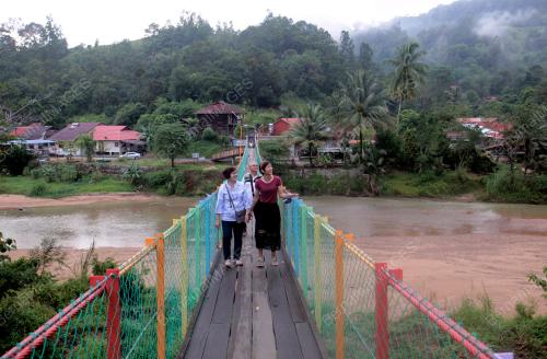 TARIKAN JAMBATAN GANTUNG DI SUNGAI LEMBING