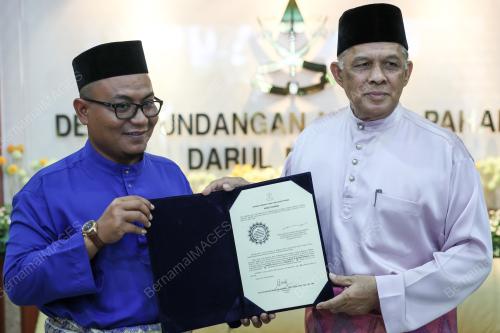 NOTIS PEMBUBARAN DUN PAHANG DISERAH KEPADA SPR