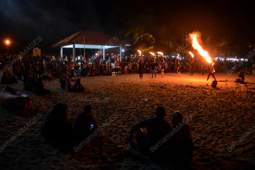 PERSEMBAHAN API TARIKAN DI PANTAI TELUK CEMPEDAK