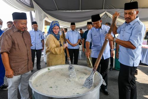 TUNKU AZIZAH AMINAH MAIMUNAH ISKANDARIAH
