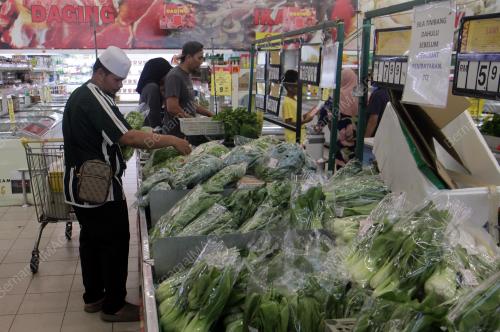 MEMBELI BARANG MASAKAN MENJELANG AIDILADHA