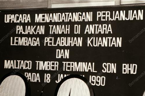 MENANDATANGANI PERJANJIAN LPKN DAN MTT