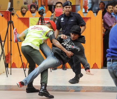 PH06_18122012_ATM_POLIS
