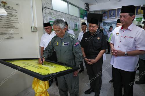 AL-SULTAN ABDULLAH RI'AYATUDDIN AL-MUSTAFA BILLAH SHAH