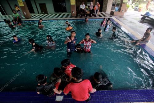 MANDI KOLAM SEJUKKAN BADAN