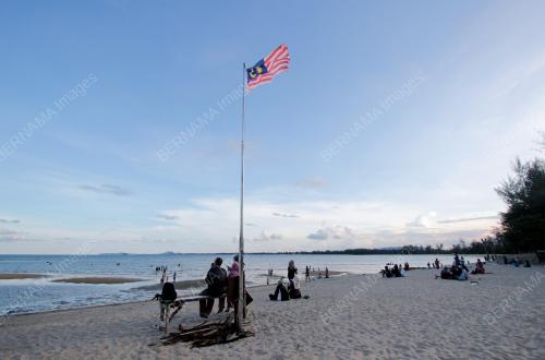 SUASANA CUTI HUJUNG MINGGU DI PANTAI CHERATING