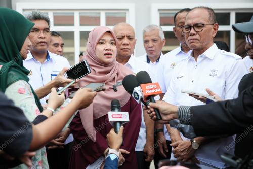 FADHLINA SIDEK