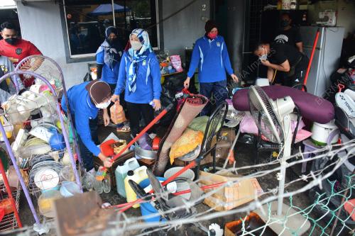BERSIH RUMAH KETIKA BANJIR SURUT
