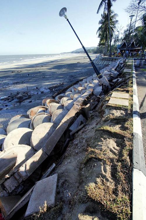 HAKISAN PANTAI BATU HITAM