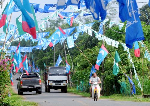 PH06_24042013_BENDERA