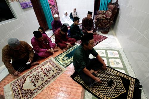 SOLAT SUNAT AIDILFITRI DI RUMAH