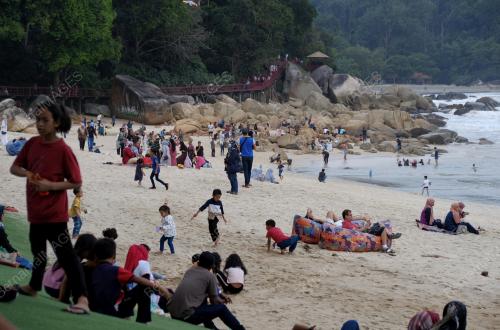 ORANG RAMAI BERSIAR-SIAR DI TELUK CEMPEDAK