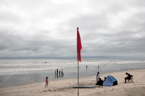 BENDERA MERAH AMARAN BAHAYA MANDI LAUT