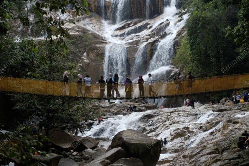 BERKELAH DI AIR TERJUN