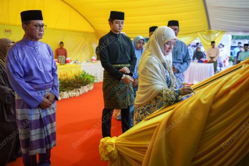 TUNKU AZIZAH AMINAH MAIMUNAH ISKANDARIAH