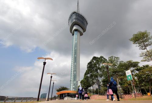 BERCUTI DI MENARA KUANTAN 188