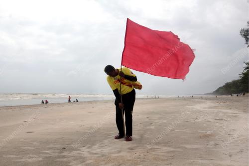 BENDERA MERAH AMARAN BAHAYA MANDI LAUT