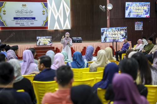FADHLINA SIDEK