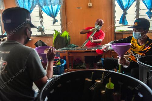 LEMANG DAUN LEREK LARIS DI AIDILFITRI