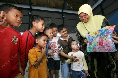 MANGSA DI PUSAT PEMINDAHAN BANJIR