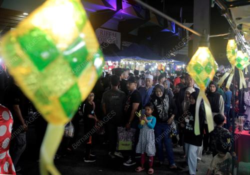 TINJAUAN ORANG RAMAI MENGUNJUNGI BAZAR RAYA
