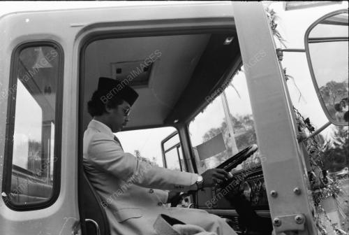 KERETA TOMAN