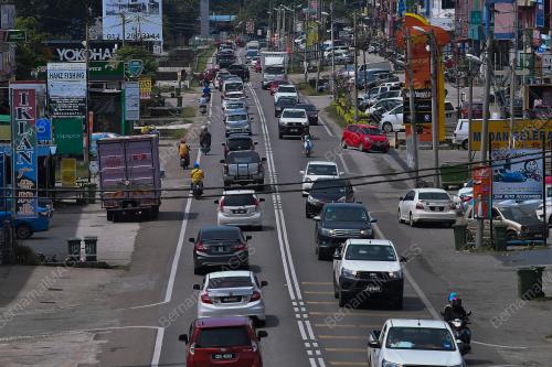 ALIRAN TRAFIK MULAI SESAK MENGHALA PANTAI TIMUR
