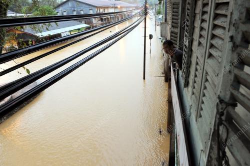 PH07_10012013_BANJIR