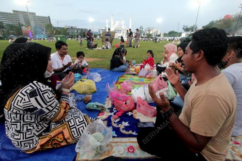 BERBUKA PUASA DI PADANG MBK1