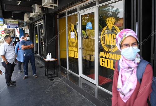 WARGA KUANTAN SERBU KEDAI EMAS