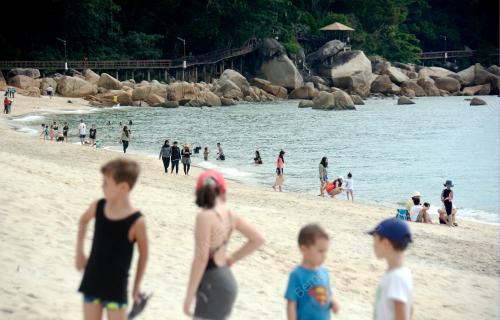 PANTAI TELUK CEMPEDAK