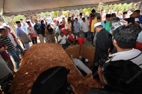 PH07_13022011_ADUN_KUBUR