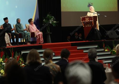 RAJA PERMAISURI AGONG TUNKU AZIZAH AMINAH MAIMUNAH ISKANDARIAH