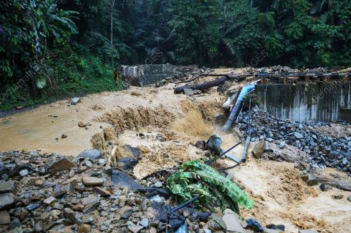 TINJAUAN KAWASAN RUNTUHAN AKIBAT BANJIR KILAT