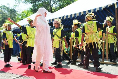 TUNKU AZIZAH