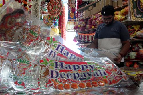 MEMBELI PERHIASAN DEEPAVALI