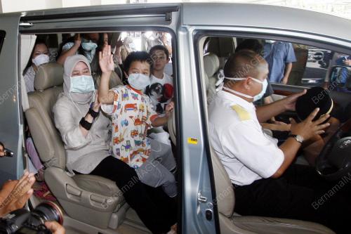 TUNKU AZIZAH